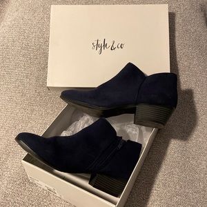 Navy/marine coloured women's suede booty size 9M.